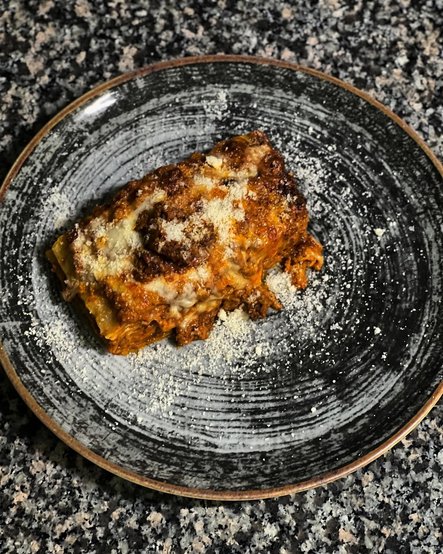 Ristorante con tavoli all'aperto al Naviglio Grande Milano