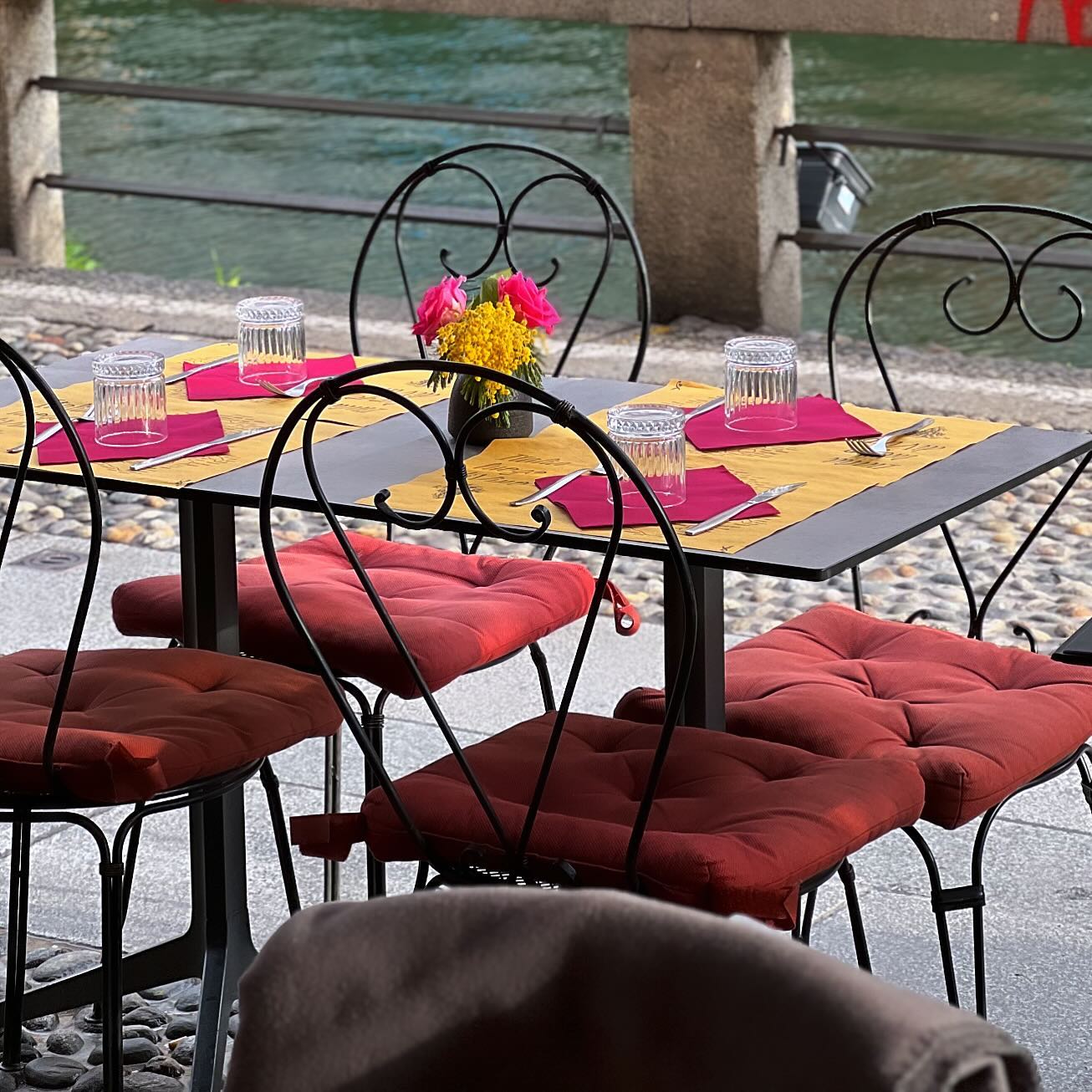 Ristorante con tavoli all'aperto al Naviglio Grande Milano