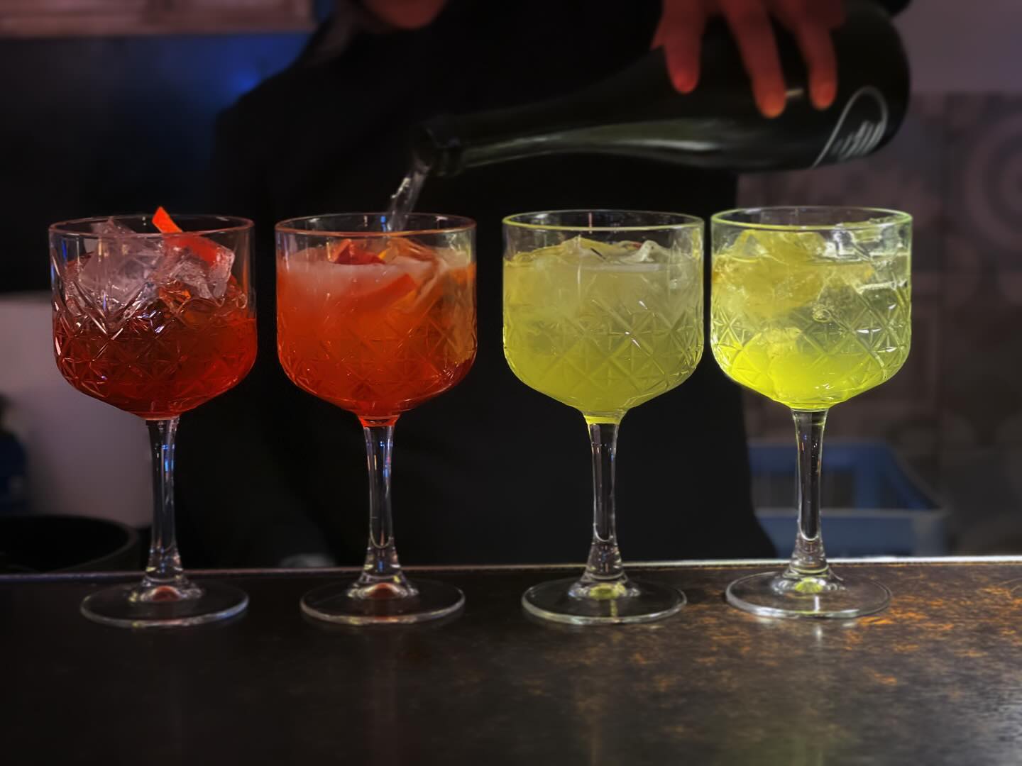Ristorante con tavoli all'aperto al Naviglio Grande Milano